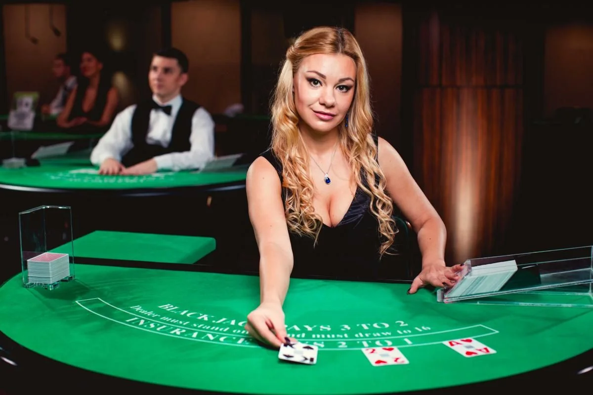 Suasana meja kasino live dengan dealer dan tampilan permainan real-time CASTLETOTO